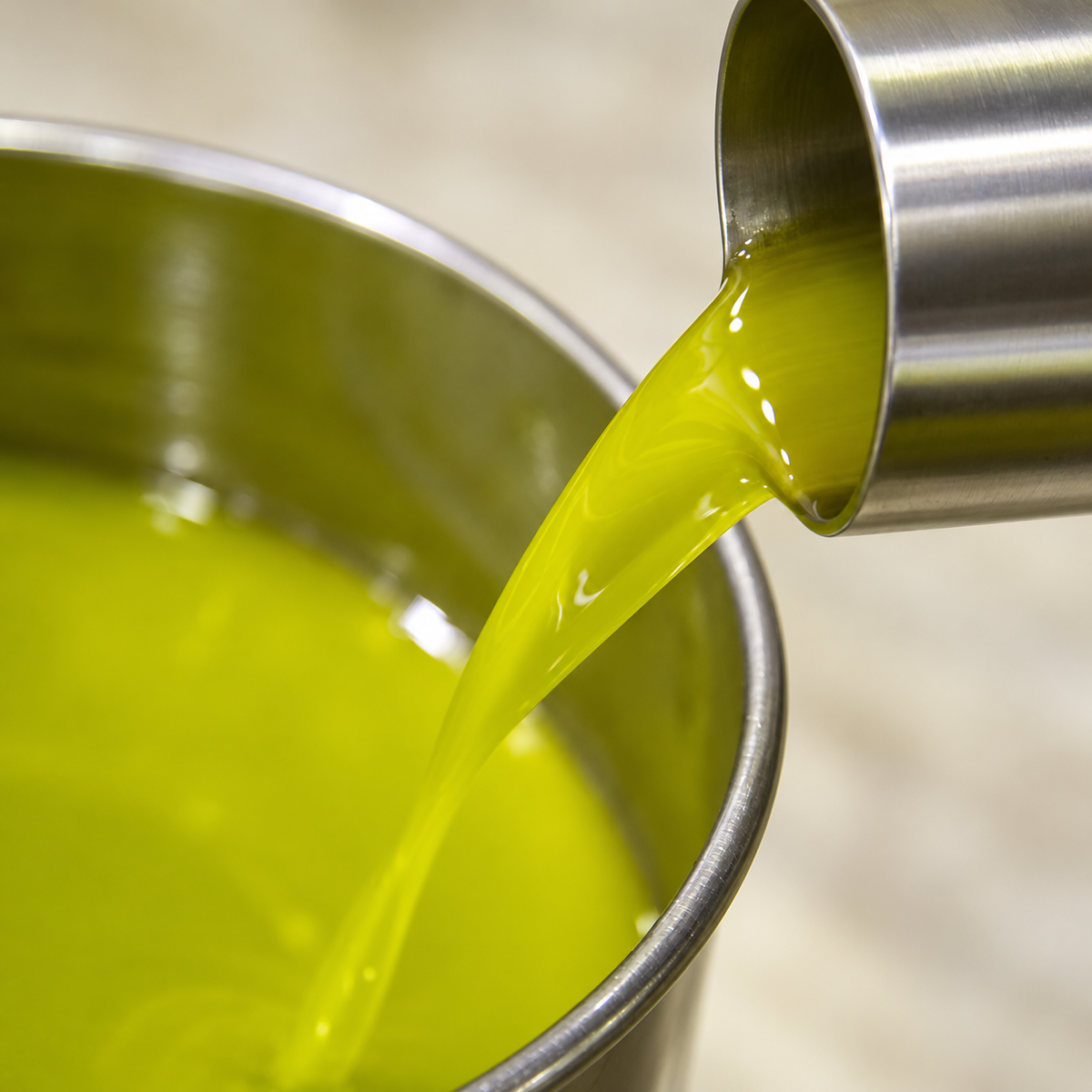Olio nuovo extra vergine biologico appena prodotto
